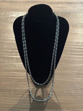 Elegant Silver-Tone Byzantine link chain. 24 inches unbranded untested
